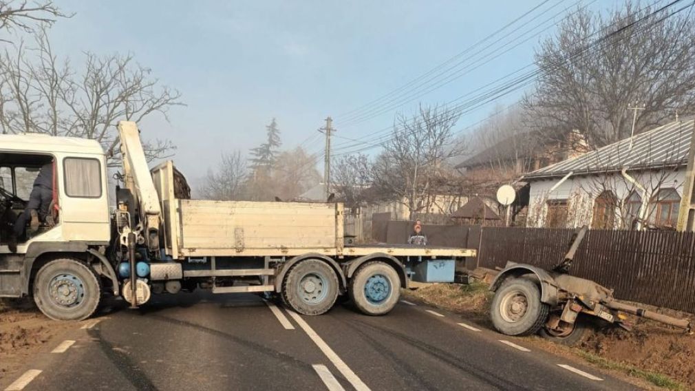 O femeie a decedat după ce a fost lovită de camion