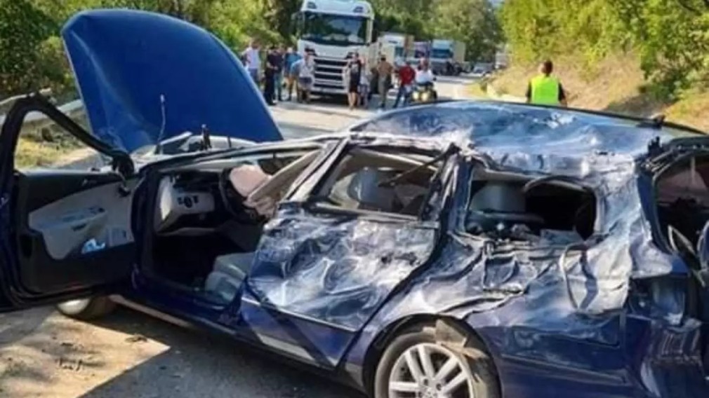 Un tânăr a murit după ce lemnele dintr-un camion au căzut peste mașina în care se afla