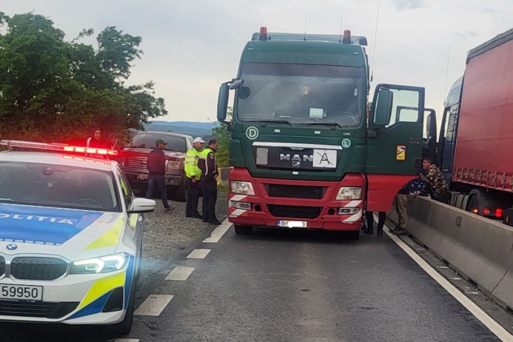 Un camion a făcut pană de motor în Vâlcea. Circulație complet blocată pe o bandă