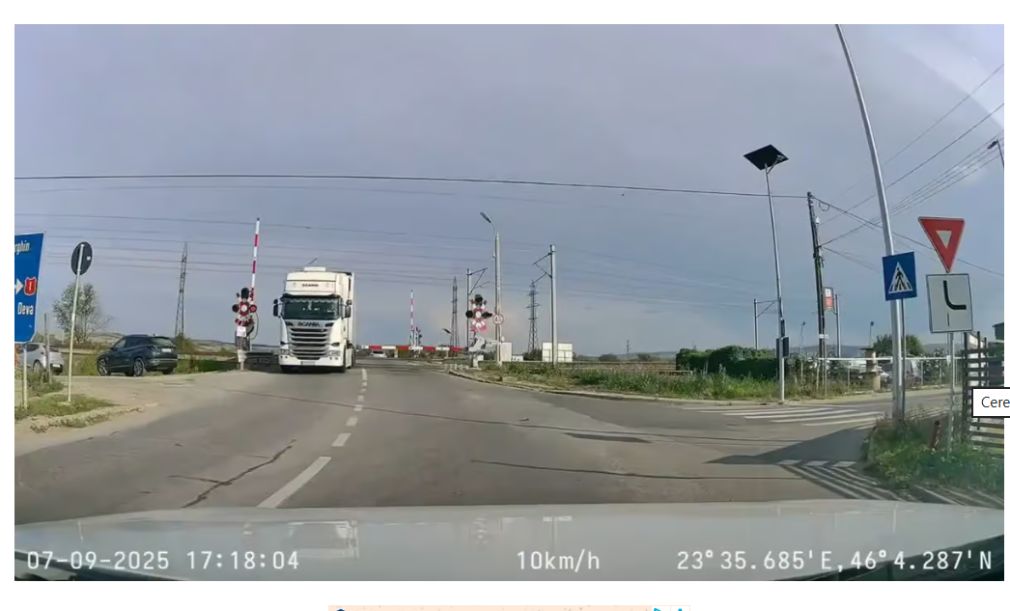 VIDEO Un camion a rămas prins între barierele CFR. Cum s-a eliberat?