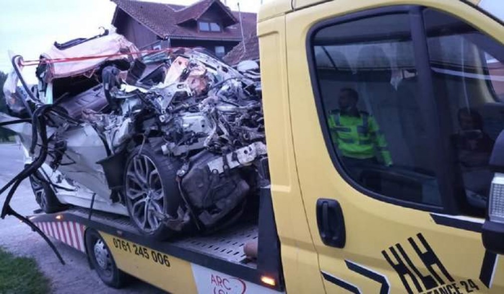 Doi șoferi au murit după ce mașina lor a intrat cu viteză sub un camion