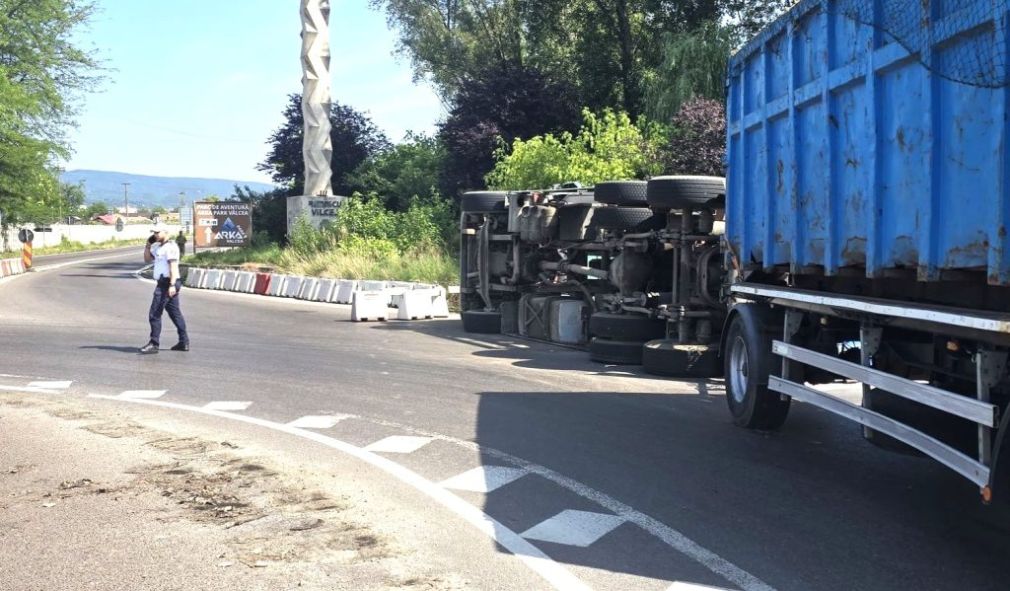Un camion s-a răsturnat pe DN7. Se circulă greu
