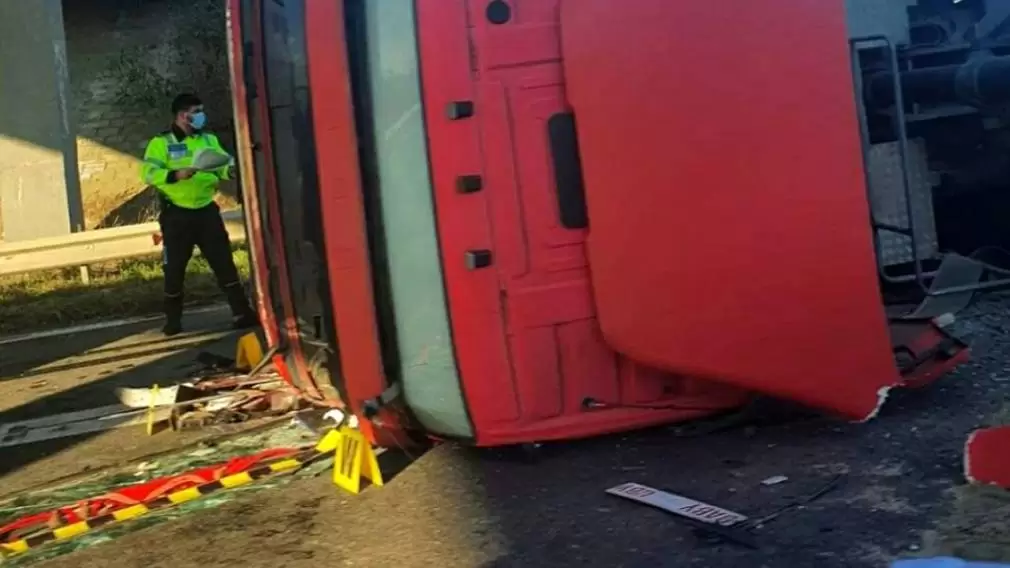 Camion răsturnat, șoferul profesionist este încarcerat