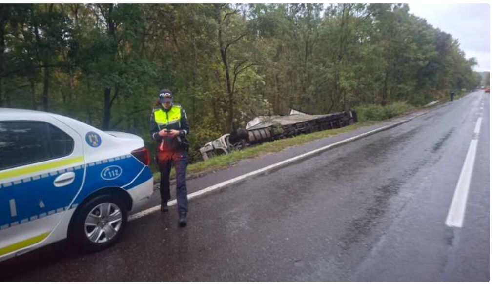Șoferul unui camion s-a răsturnat pentru a evita coliziunea cu un autoturism intrat în depășire