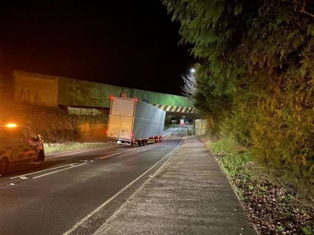 Șofer român profesionist, blocat sub un pod cu un camion. Avea și permisul expirat