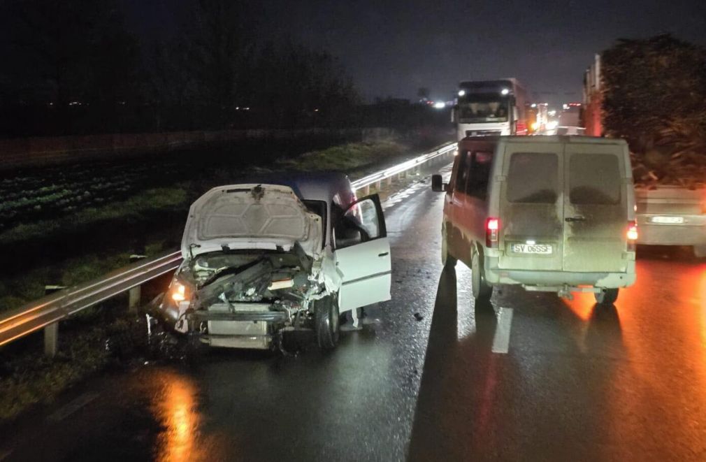 Autoturism, lovit de o roată desprinsă de la un camion. O persoană e la spital
