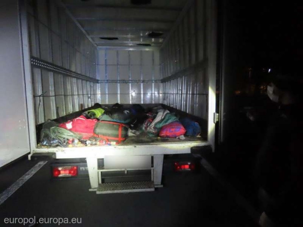 Poliția a anihilat o rețea de trafic de imigranți în care erau implicate și camioane din România