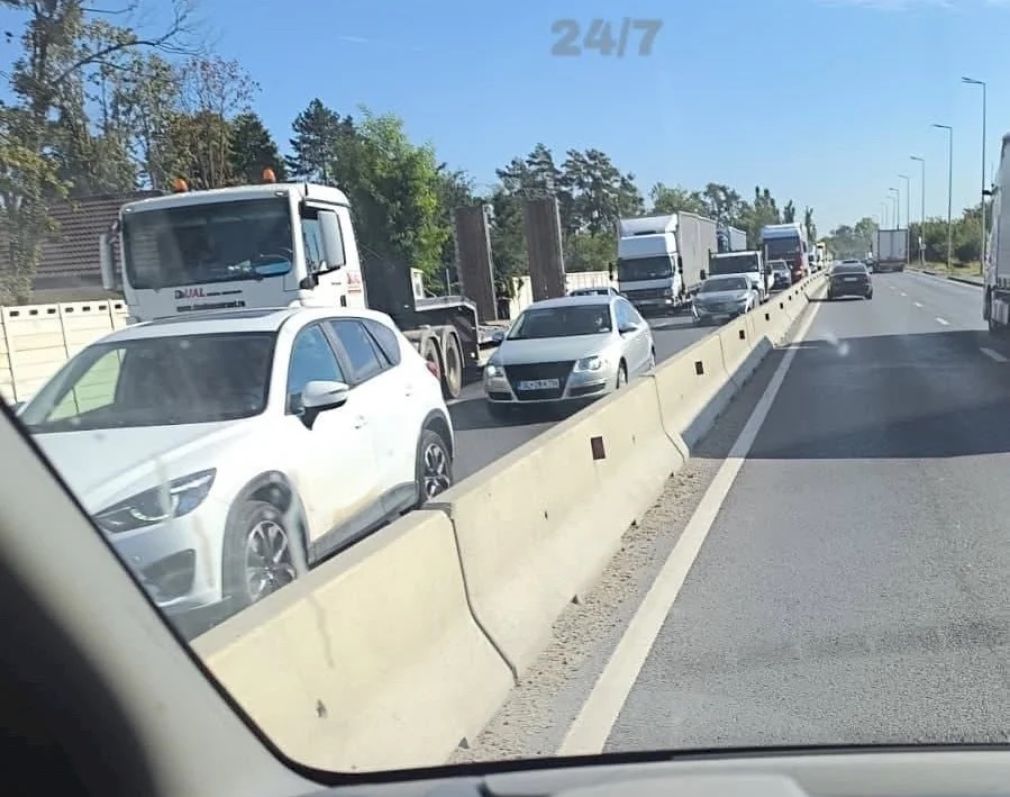 Un camion a pierdut grâul pe asfalt pe Centura București