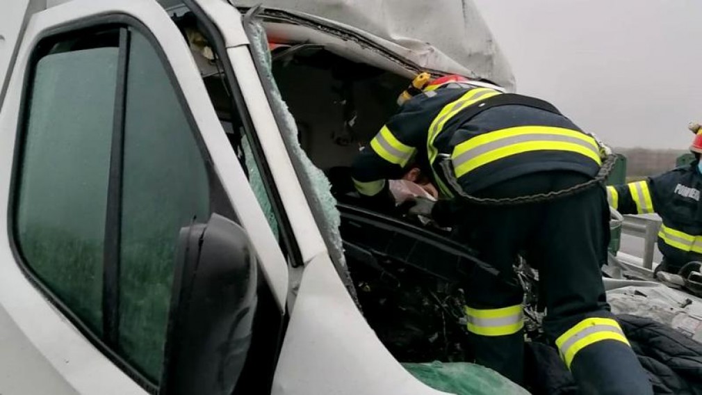 Șofer în stare gravă după un accident cu camion pe autostradă