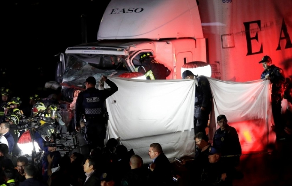 Un camion de marfă în care erau migranţi s-a răsturnat: zeci de morți