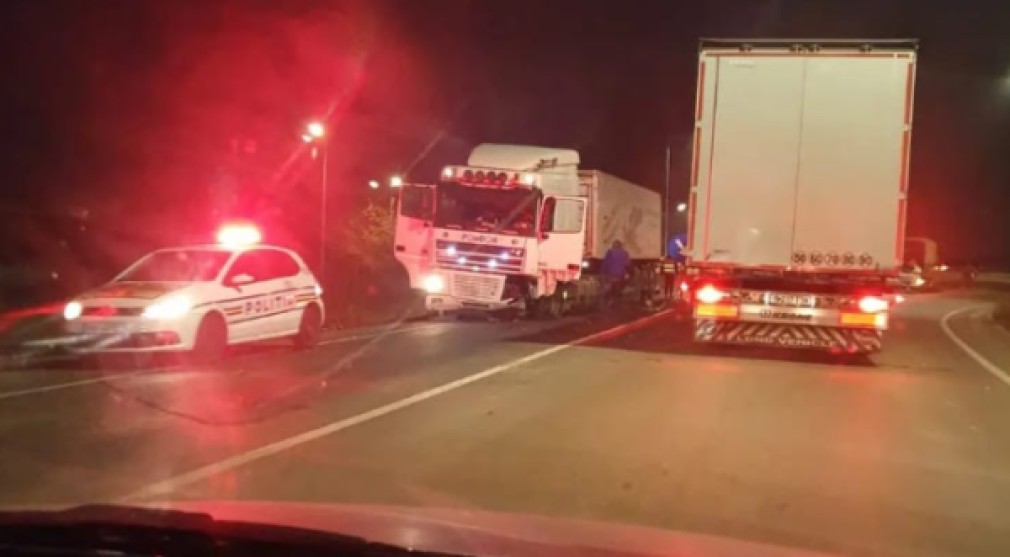 Un camion a izbit violent separatorul de sens din beton de pe Drumul Expres