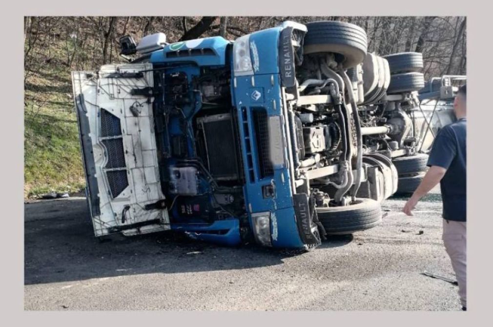 Un camion a căzut într-un șanț pe DN7