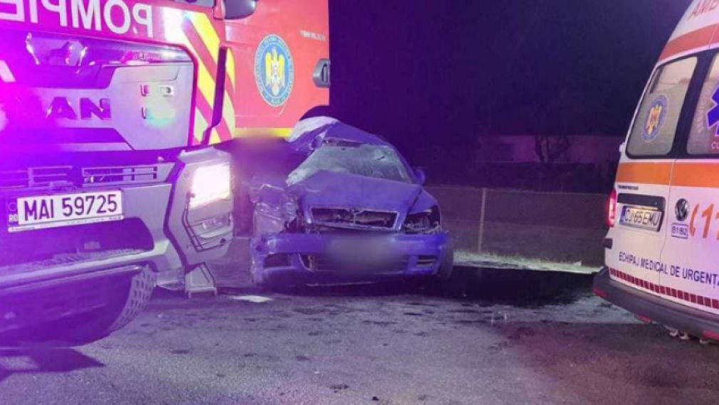O fetiţă şi un bărbat au murit într-un accident cu 2 mașini și un camion