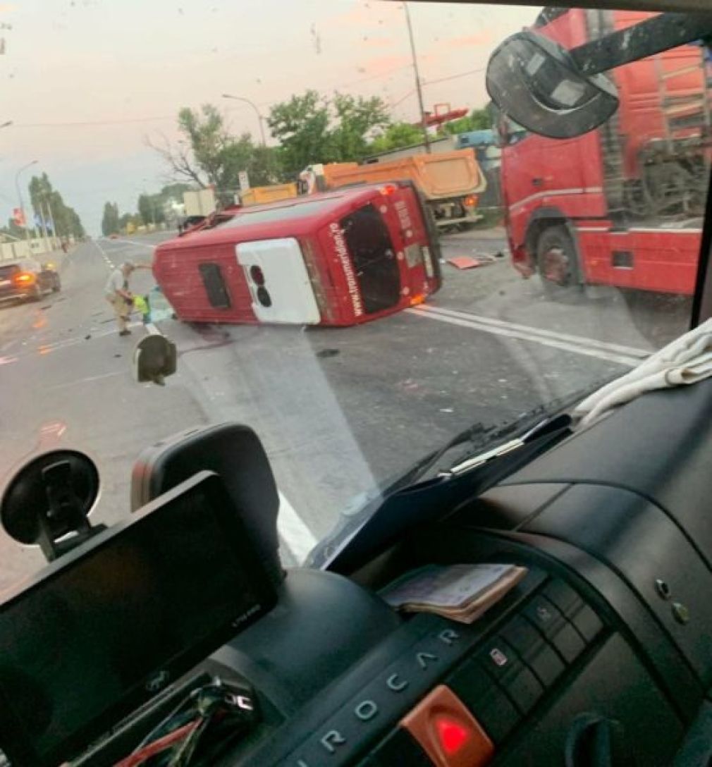 Microbuz, cuprins de flăcări după impactul cu un camion