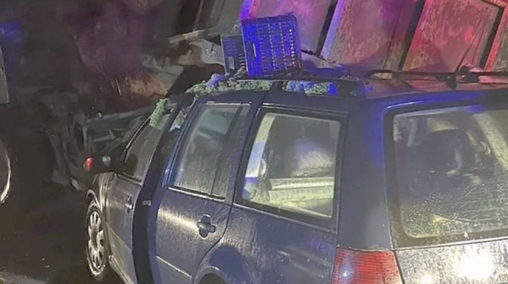 Un șofer beat s-a înfipt sub roțile unui camion