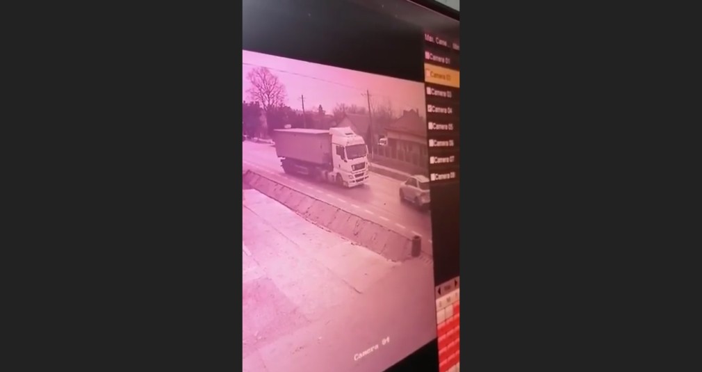 VIDEO. Un șofer de camion a intrat intenționat într-un autoturism Mercedes. Șoferul, în stare gravă