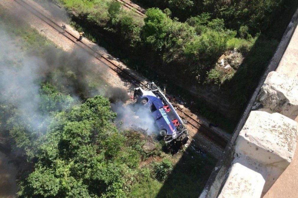 VIDEO. 10 morți, după ce un autobuz s-a prăbuşit în gol în Brazilia