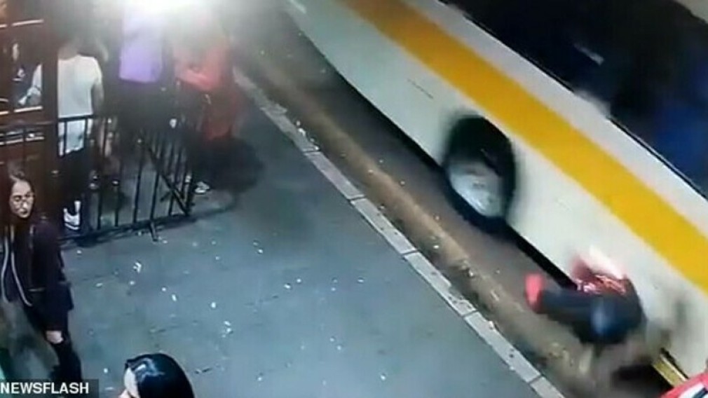 VIDEO. Un tânăr a supraviețuit miraculos după ce a fost împins sub un autobuz în mișcare
