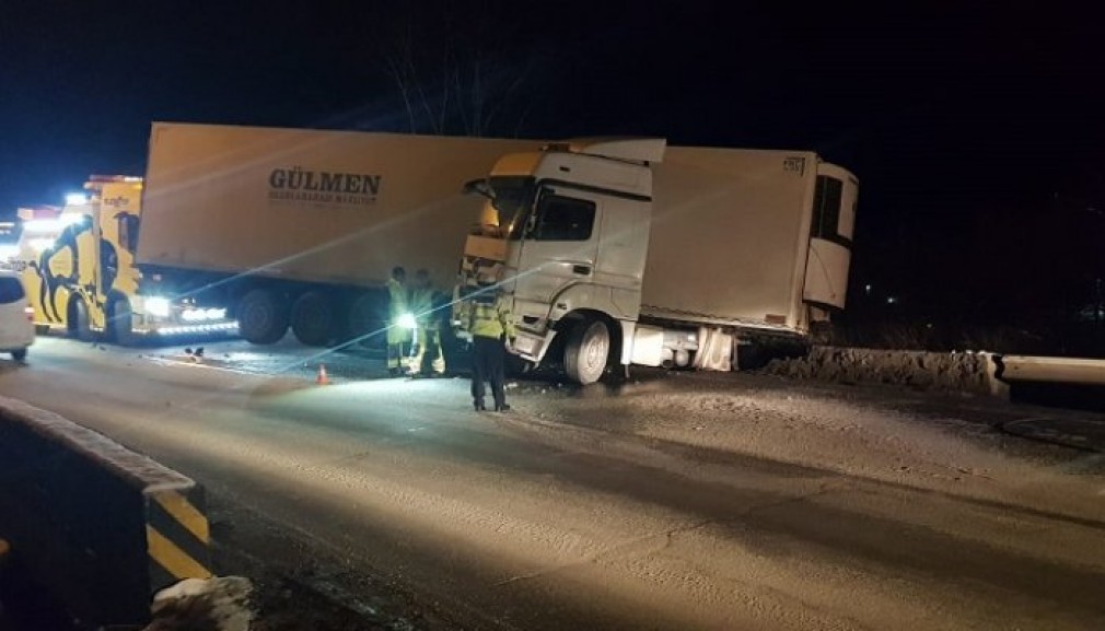 Prahova: Un camion a rupt bara de protecție și a rămas suspendat