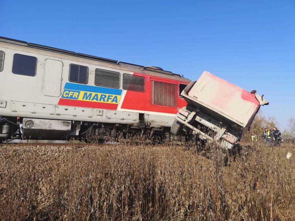 Un tren plin cu echipamente militare a lovit un camion
