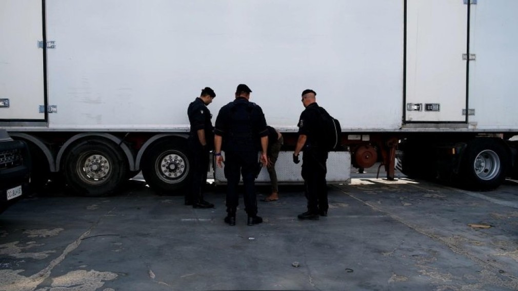 Opt persoane, traficate din România, găsite înghețate în remorca unui camion. Șoferul, arestat