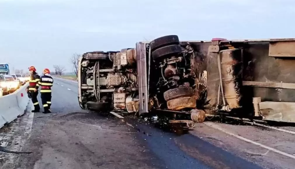 DN 5. Un camion s-a răsturnat și a blocat drumul pe sensul de mers spre Bucureşti