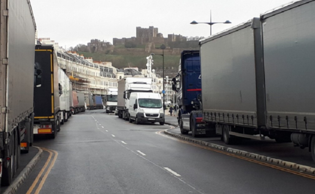 Situaţia traficului camioanelor din portul englez Dover către portul francez Calais revine la normal