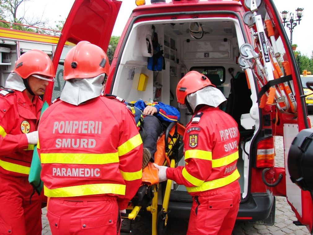 Doi răniţi şi trafic afectat după ce un camion şi un microbuz s-au ciocnit pe autostradă