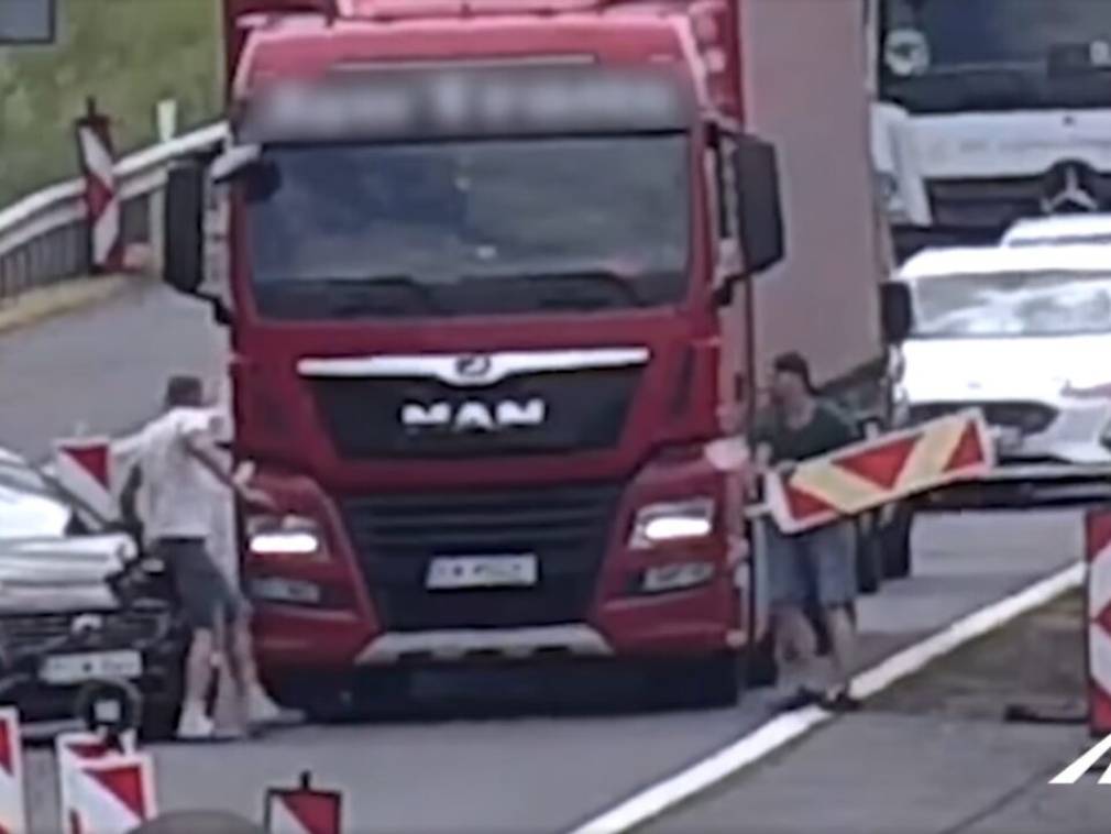 VIDEO Un șofer de camion și unul de dubiță s-au bătut cu semne de circulație