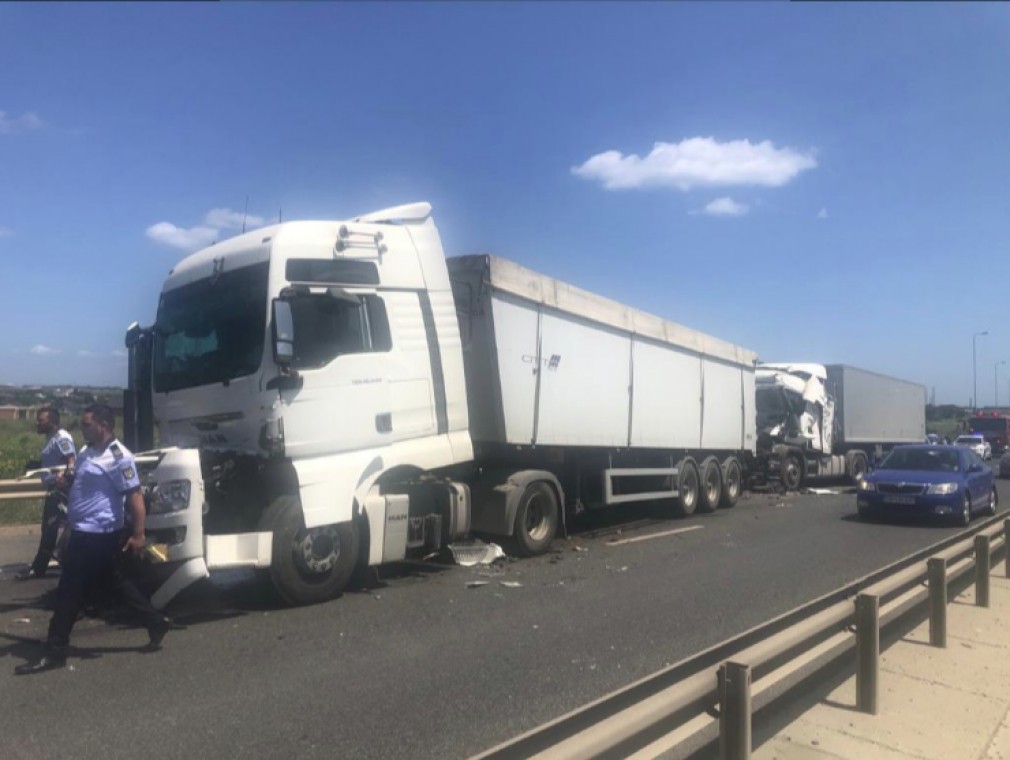 VIDEO Patru camioane implicate într-un accident pe autostradă după o șicanare în trafic
