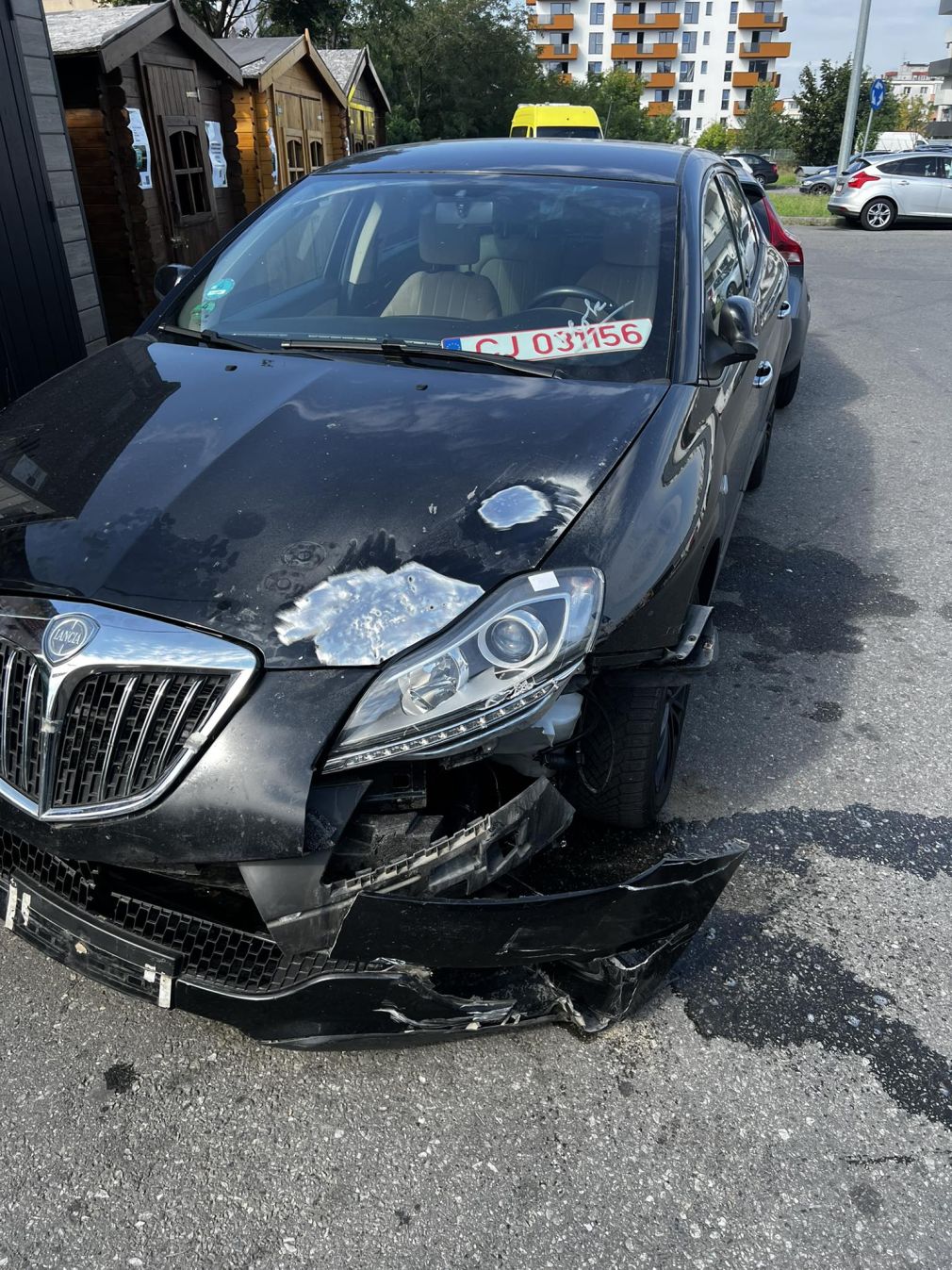Un șofer și-a găsit mașina o „ruină”. I-a agățat-o un camion