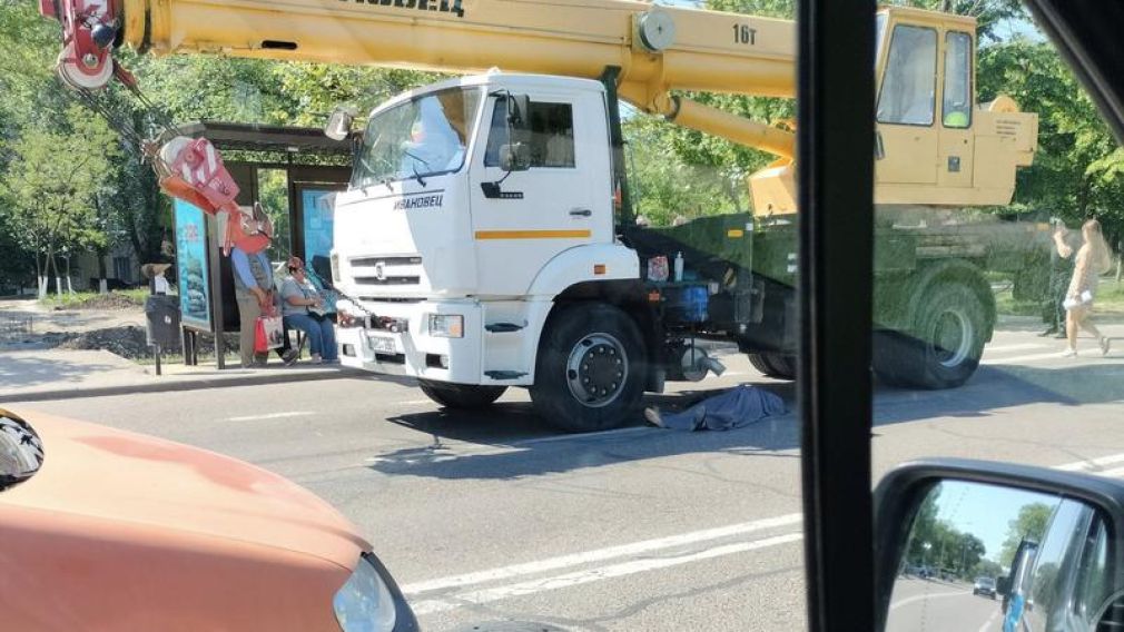 O femeie a murit lovită de macaraua unui camion