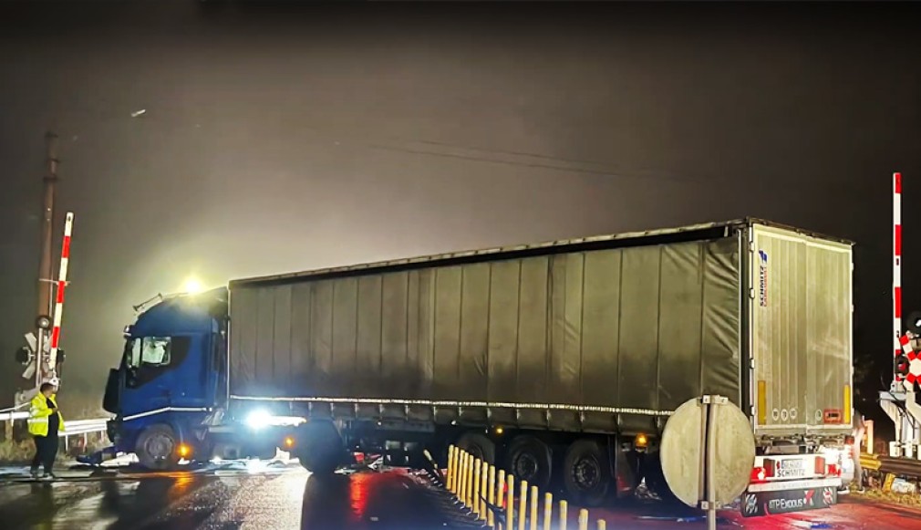 VIDEO. DN1 - camion derapat la o trecere peste calea ferată
