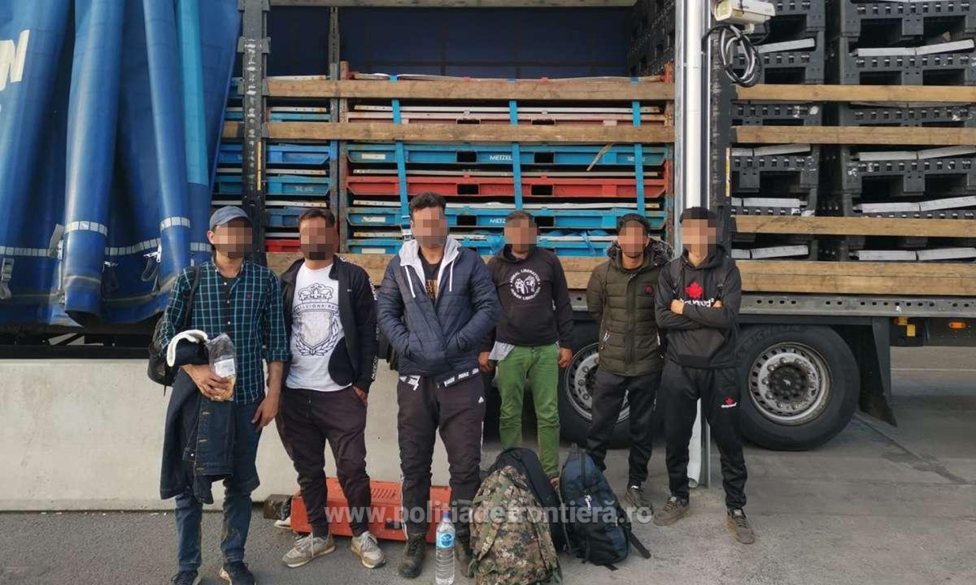 64 de migranți ilegal depistați într-un singur camion la Nădlac