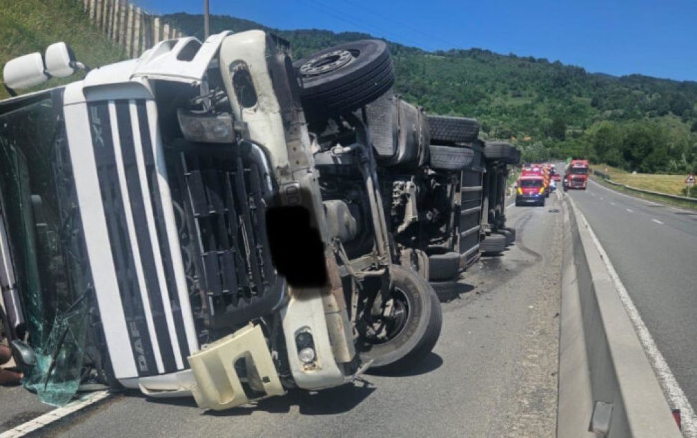 Un camion cu combustibil s-a răsturnat. A fost pericol de explozie