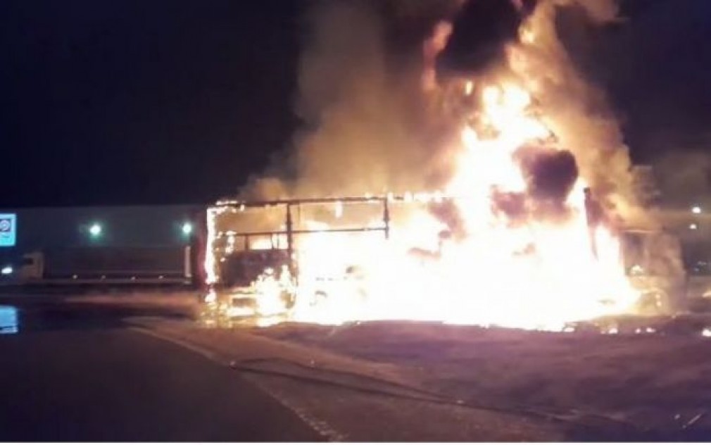 VIDEO. Un camion cu ulei a ars pe autostradă