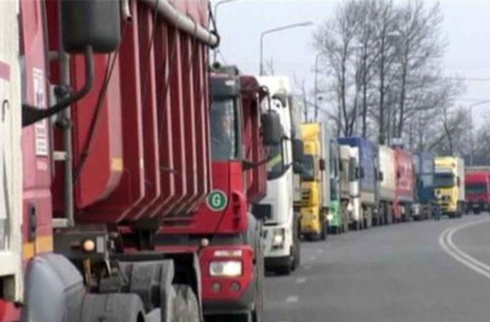 Camioanele aşteaptă câte trei ore ieşirea din ţară prin PTF Giurgiu