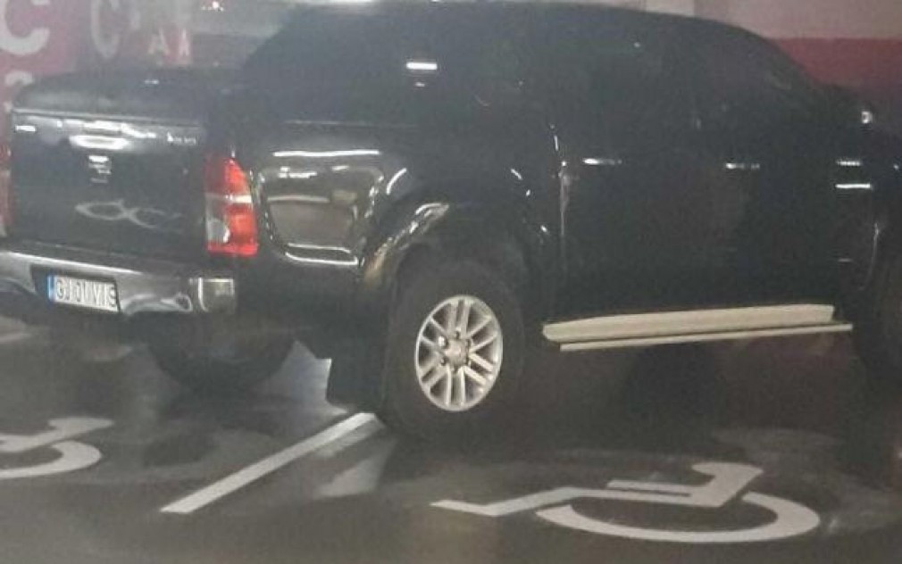 FOTO! A parcat pe două locuri de handicapat!