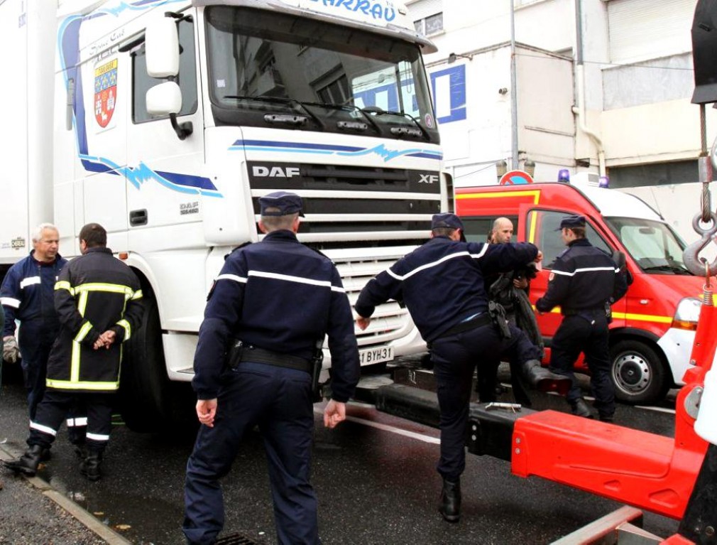 Șofer român de camion, ucis după ce a coborât din cabină, într-o parcare din Franța