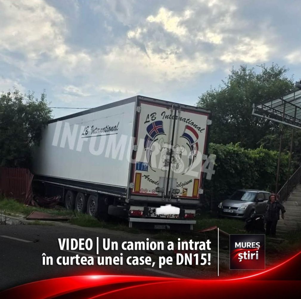 Un camion a intrat în curtea unui imobil