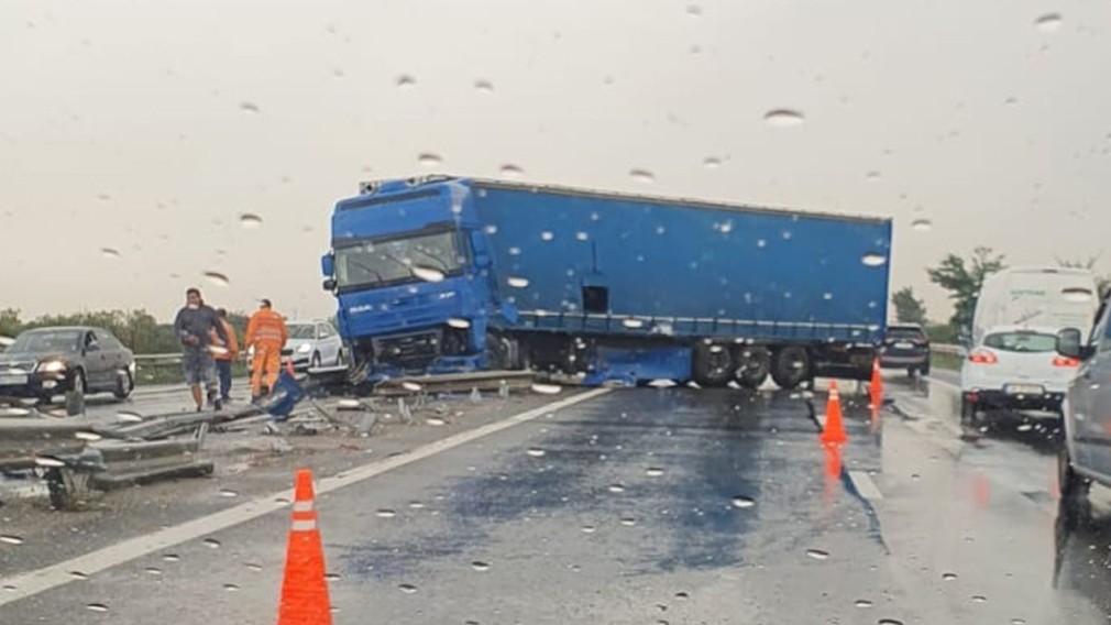 Haos pe  Autostrada București - Pitești, după ce un camion a lovit parapetul median