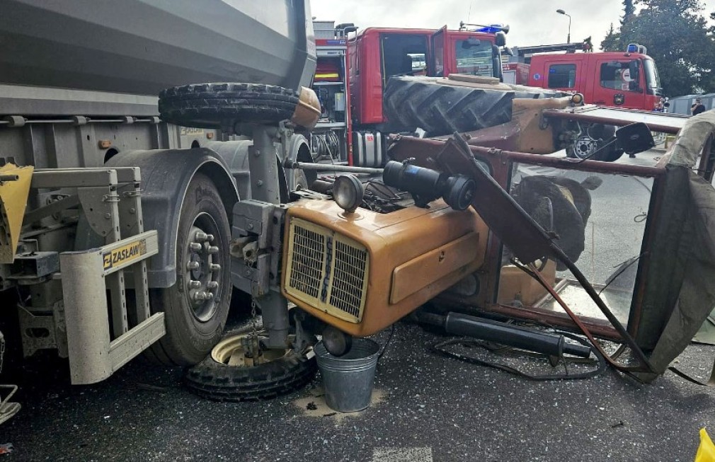 Un șofer de camion a distrus 4 tractoare dar nu va plăti despăgubiri. De ce?