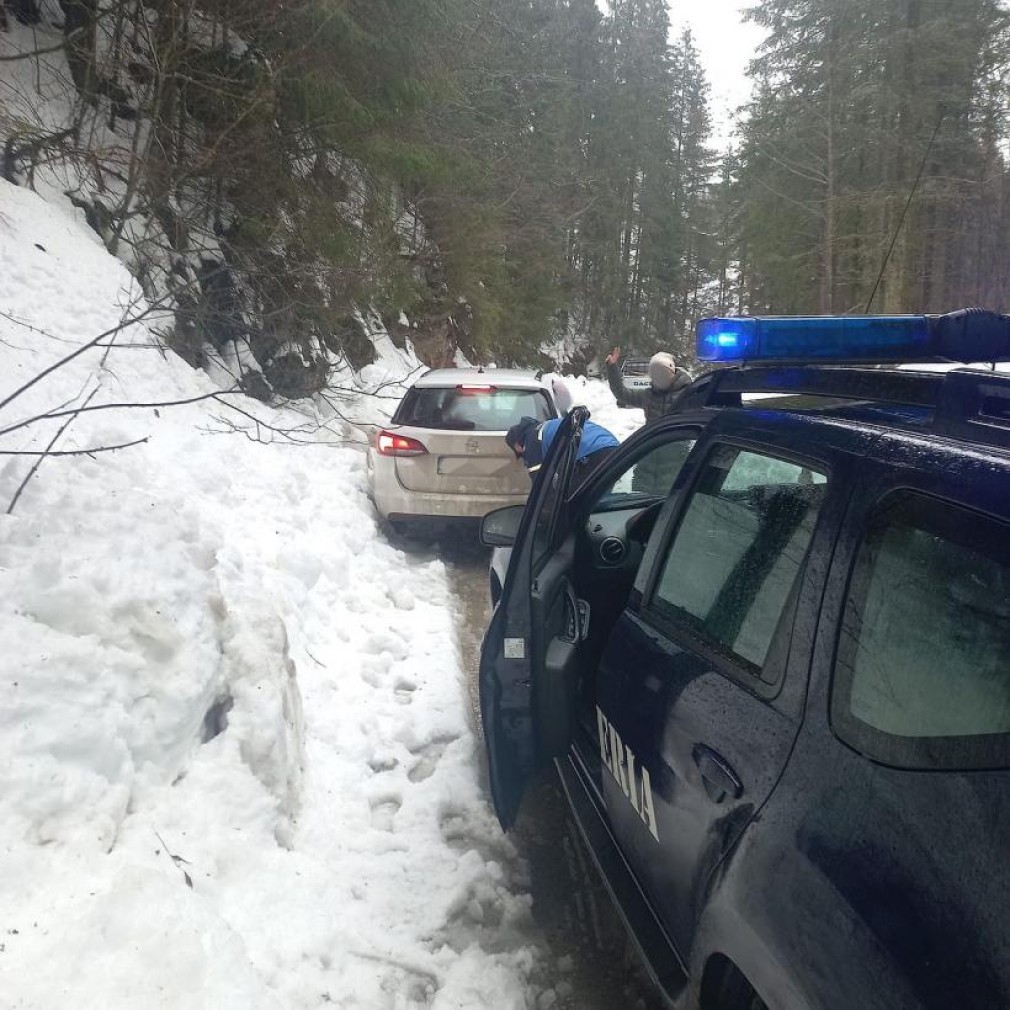 Un camion a derapat în zăpadă și a blocat un drum esențial