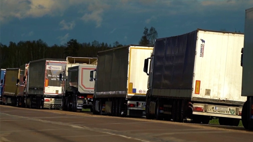 VIDEO Coadă de o mie de camioane, la granița ruso-letonă