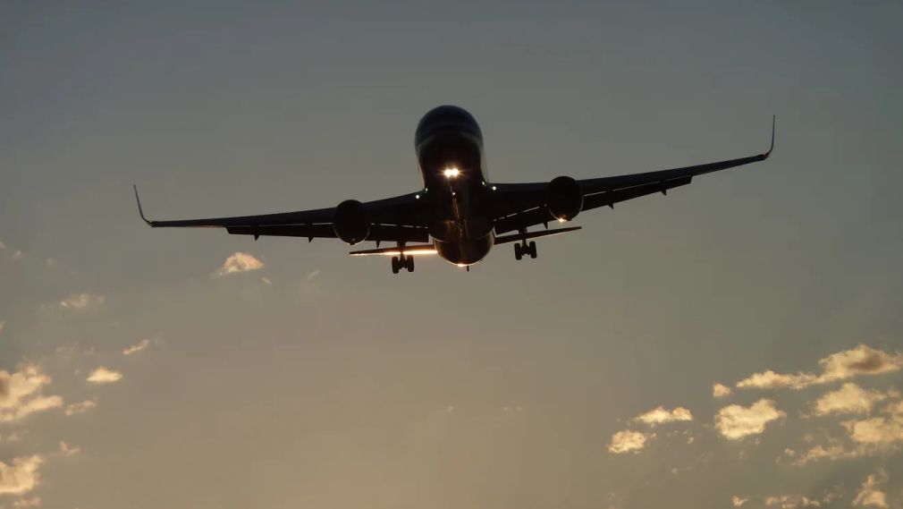 VIDEO Momentul când un avion al United Airlines lovește un camion