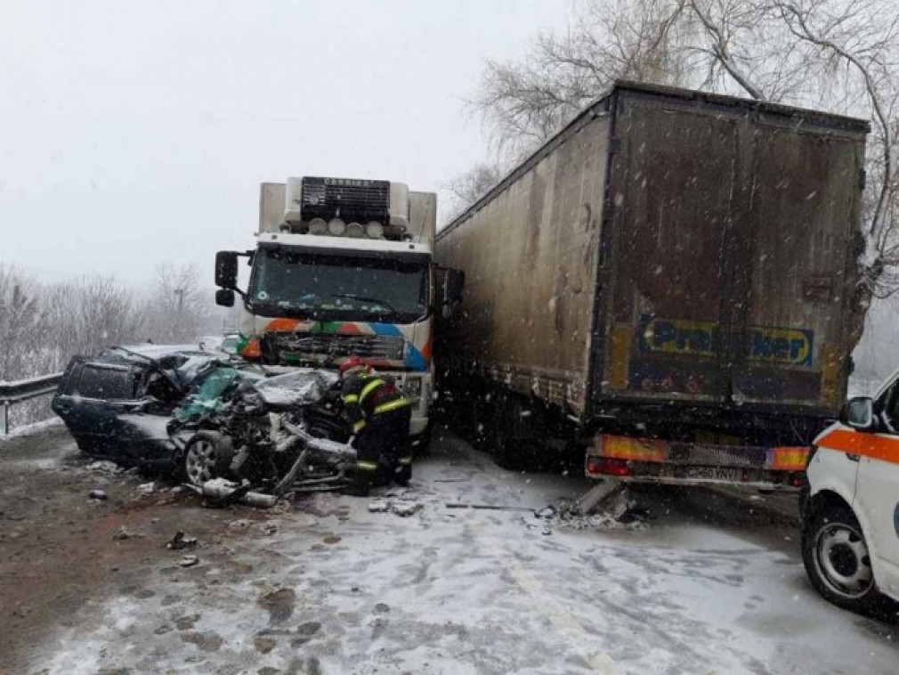 VIDEO. Accident între două camioane şi o maşină, în Suceava. Sunt 6 răniți, printre care și 2 copii