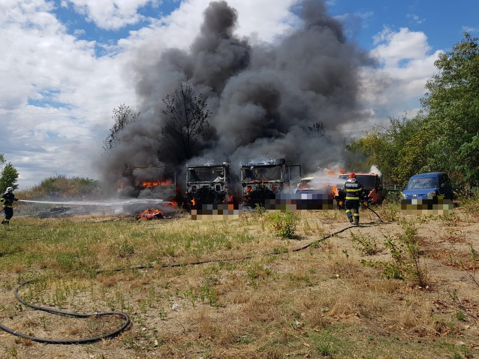 FOTO Au ars mai multe camioane și utilitare. Focul a pornit de la proprietar