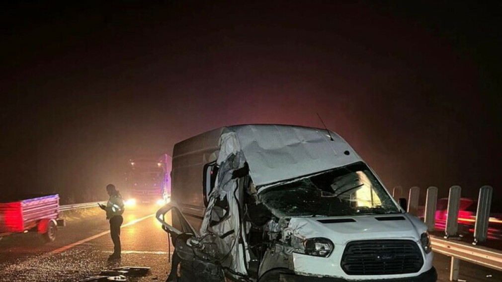 Accident între un microbuz de transport și un camion