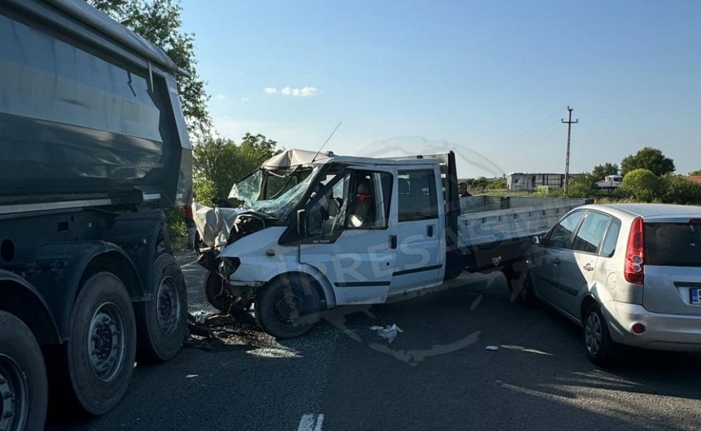 Răniți după un accident cu un camion și o autoutilitară
