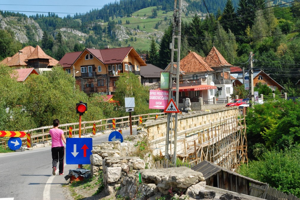 Pod peste Dâmbovița care face legătura dintre Pitești și Brașov. Restricția pentru camioane, ridicată